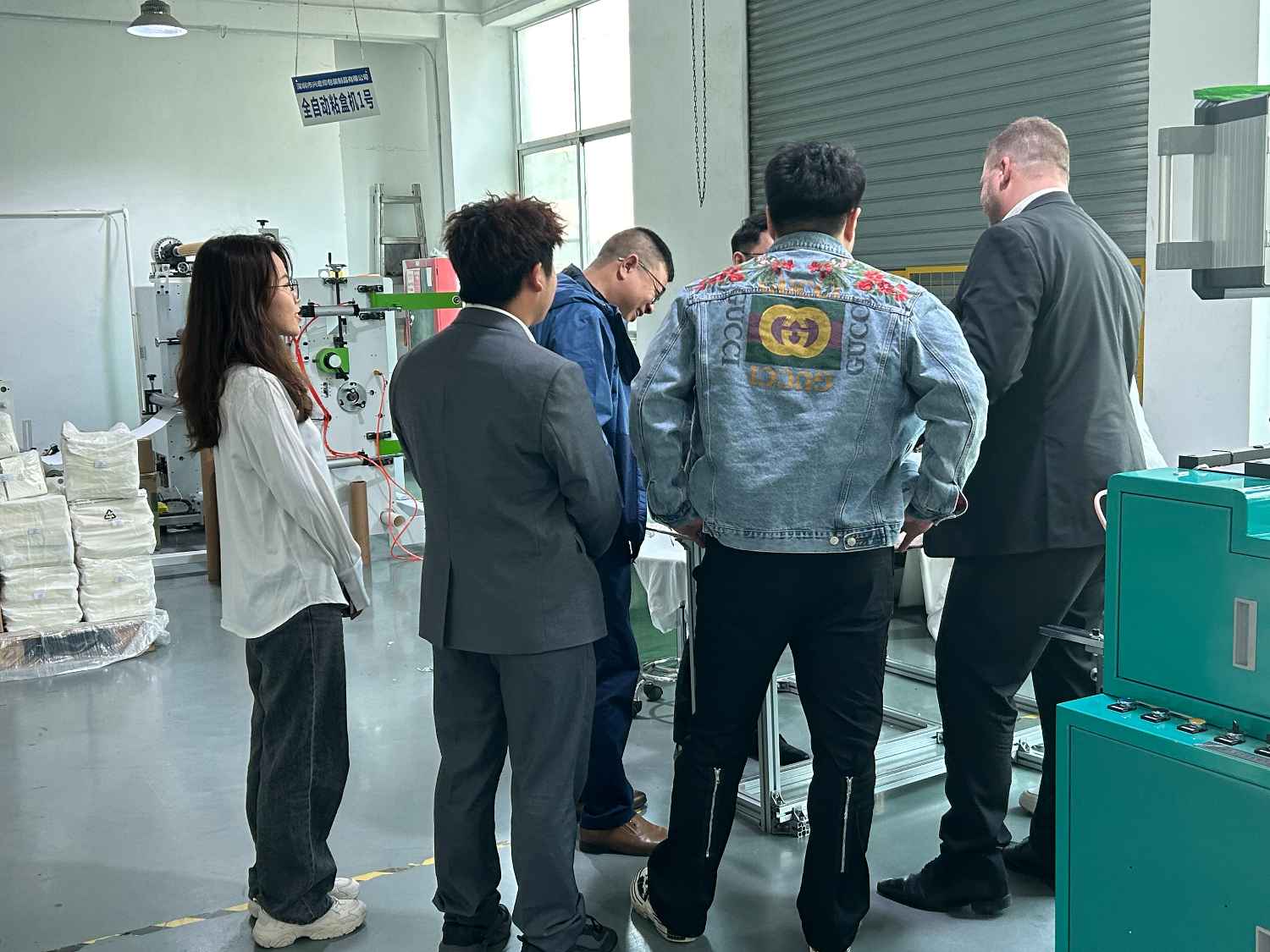 国际合作伙伴深度考察，共谋发展 —— 外国客户访问米兰全站app下载官网科技生产车间(图2)