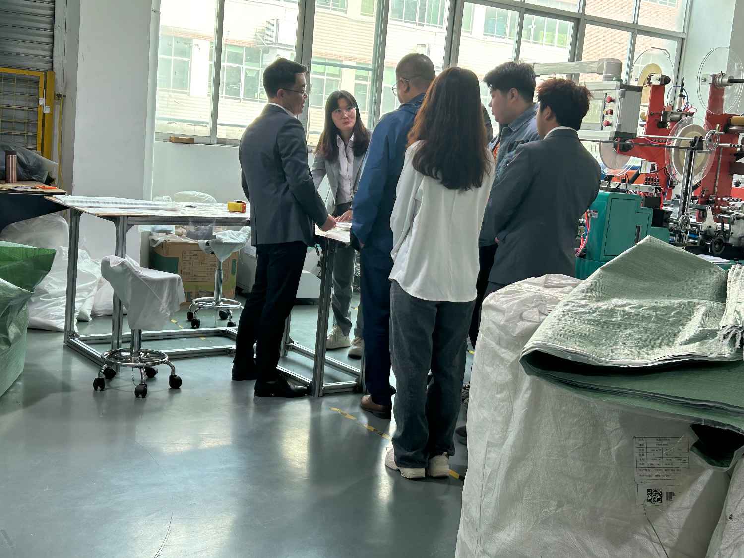 国际合作伙伴深度考察，共谋发展 —— 外国客户访问米兰全站app下载官网科技生产车间(图3)