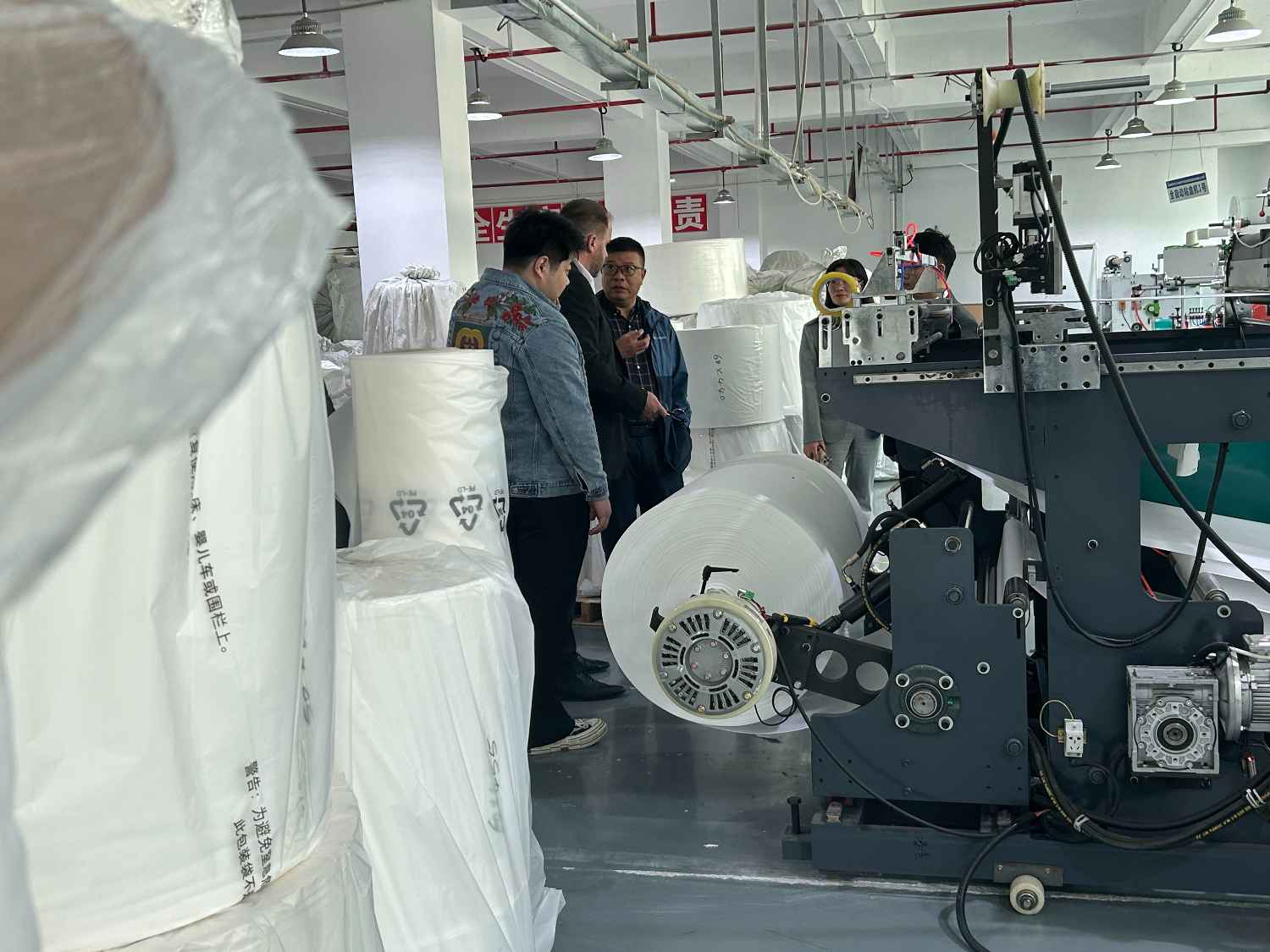 国际合作伙伴深度考察，共谋发展 —— 外国客户访问米兰全站app下载官网科技生产车间(图4)