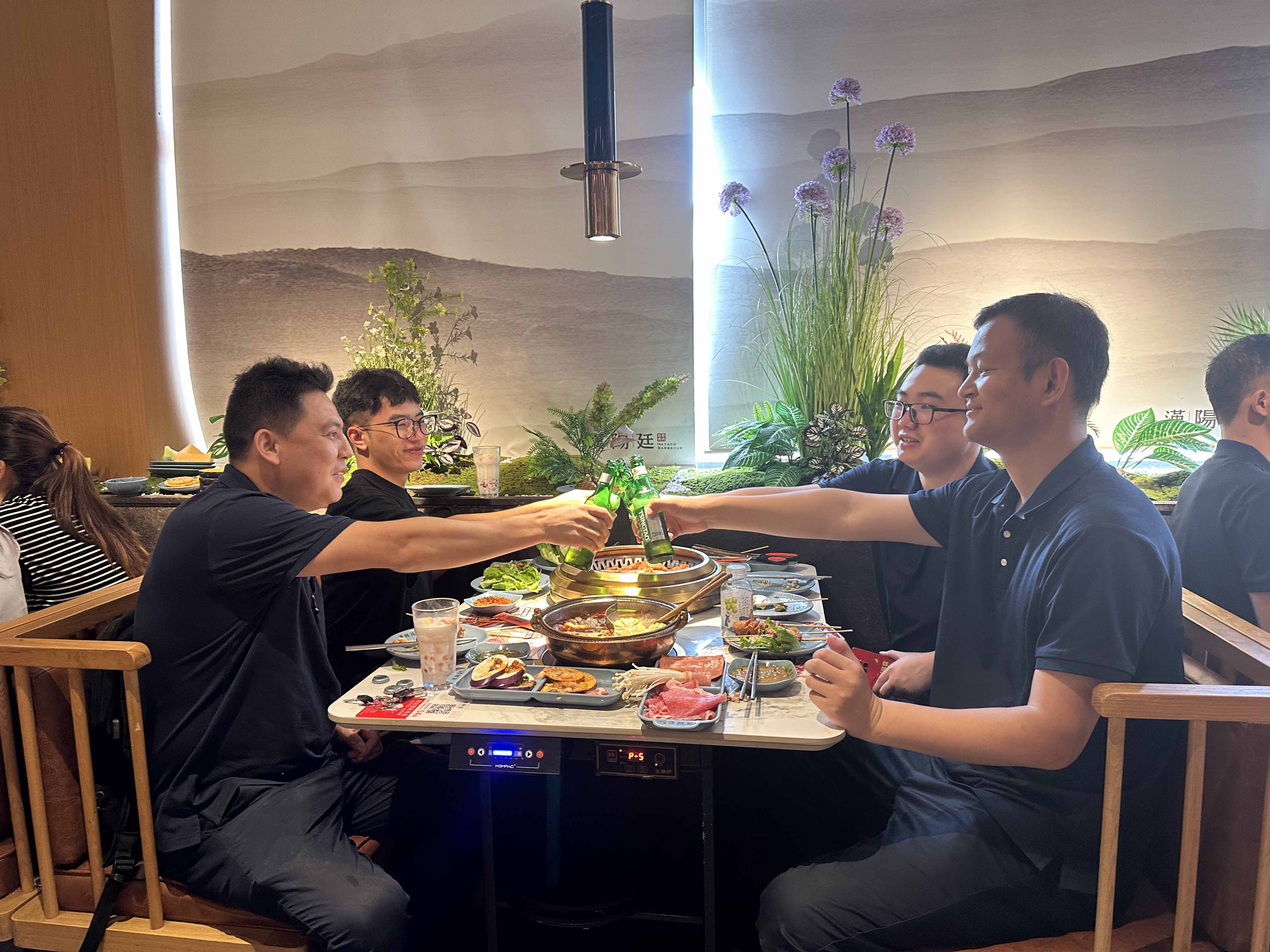 米兰全站app下载官网科技公司员工齐聚光明区蠄蜍石，开启活力爬山之旅暨团建活动(图5)